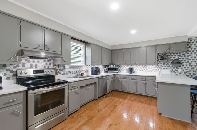 307 S Hummingbird Ln, Dickson, TN 37055