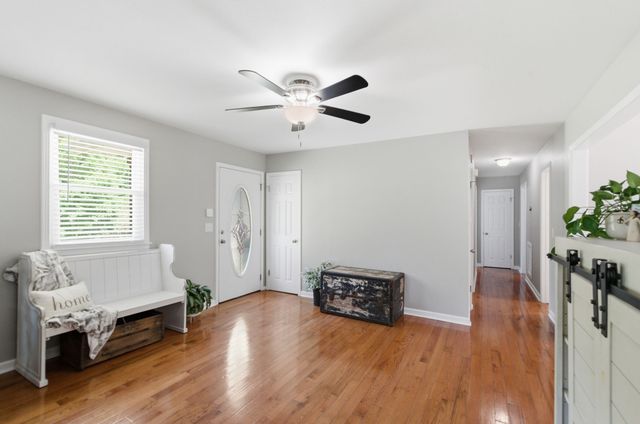307 S Hummingbird Ln, Dickson, TN 37055