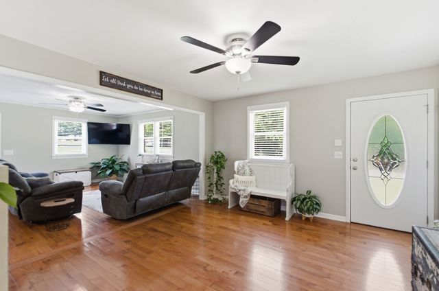 307 S Hummingbird Ln, Dickson, TN 37055