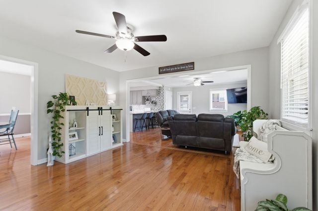 307 S Hummingbird Ln, Dickson, TN 37055