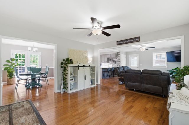 307 S Hummingbird Ln, Dickson, TN 37055