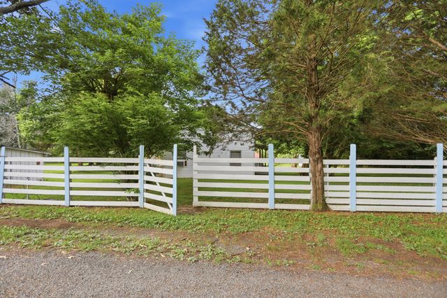 120 Bradley Ln, Cottontown, TN 37048