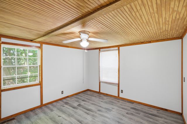 120 Bradley Ln, Cottontown, TN 37048