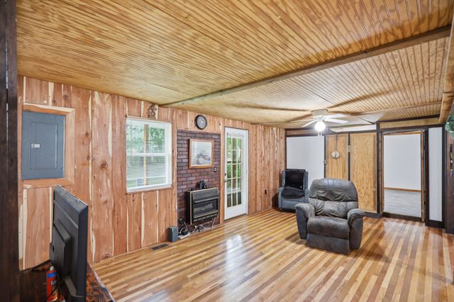 120 Bradley Ln, Cottontown, TN 37048