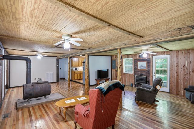 120 Bradley Ln, Cottontown, TN 37048