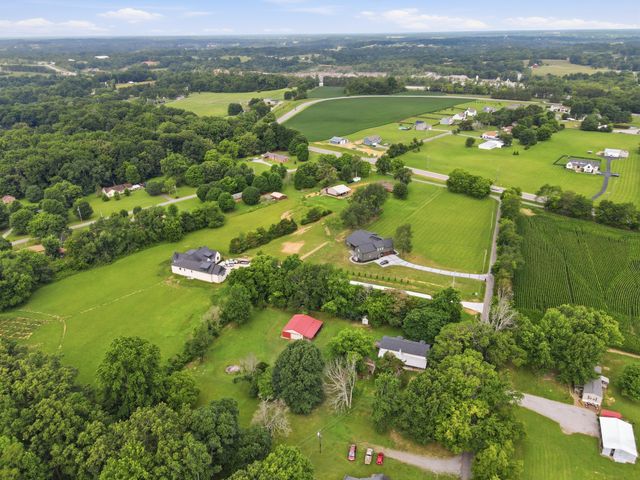 120 Bradley Ln, Cottontown, TN 37048