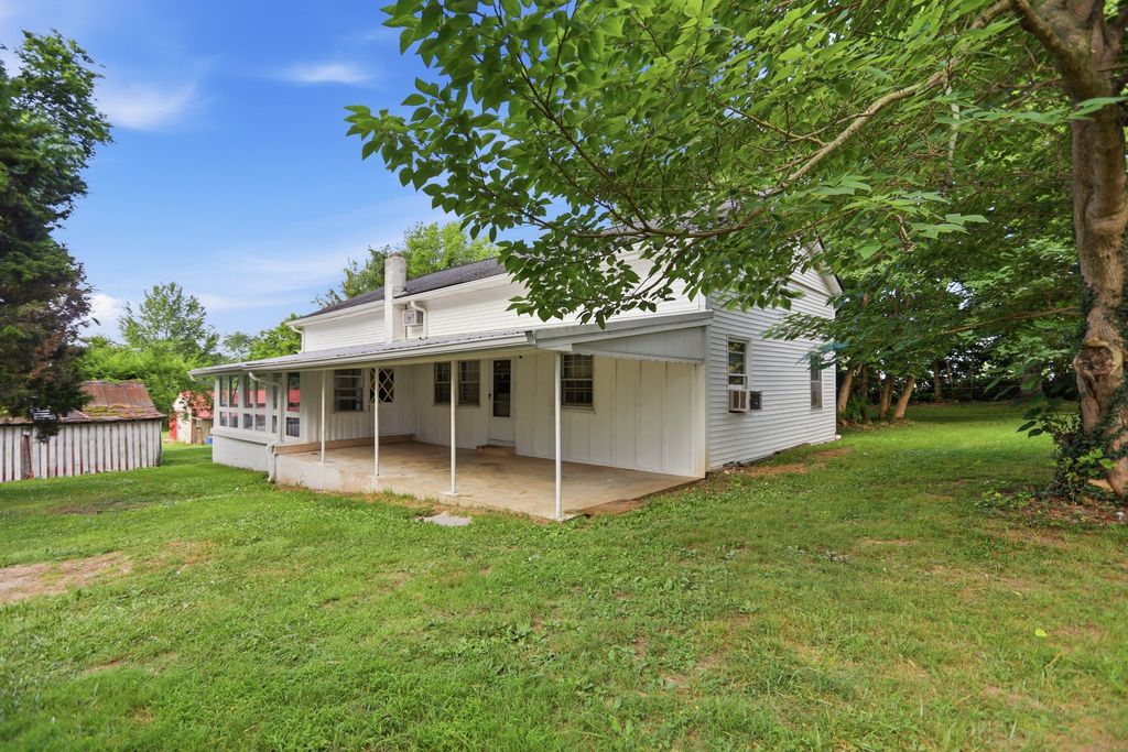 120 Bradley Ln, Cottontown, TN 37048
