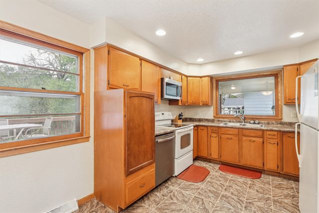 501 W Hutchings Street, Winterset, IA 50273