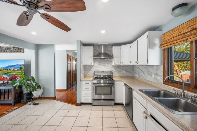 30 Constance Dr, Lowell, MA 01854