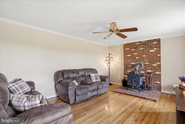 59 HARRY SETTLE RD, Castleton, VA 22716