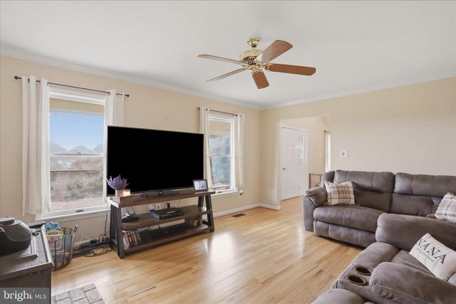 59 HARRY SETTLE RD, Castleton, VA 22716