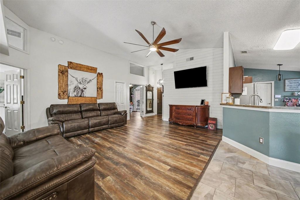 Image 5 of property listing at 1510 ROYAL OAKS DRIVE, Apopka, FL 32703