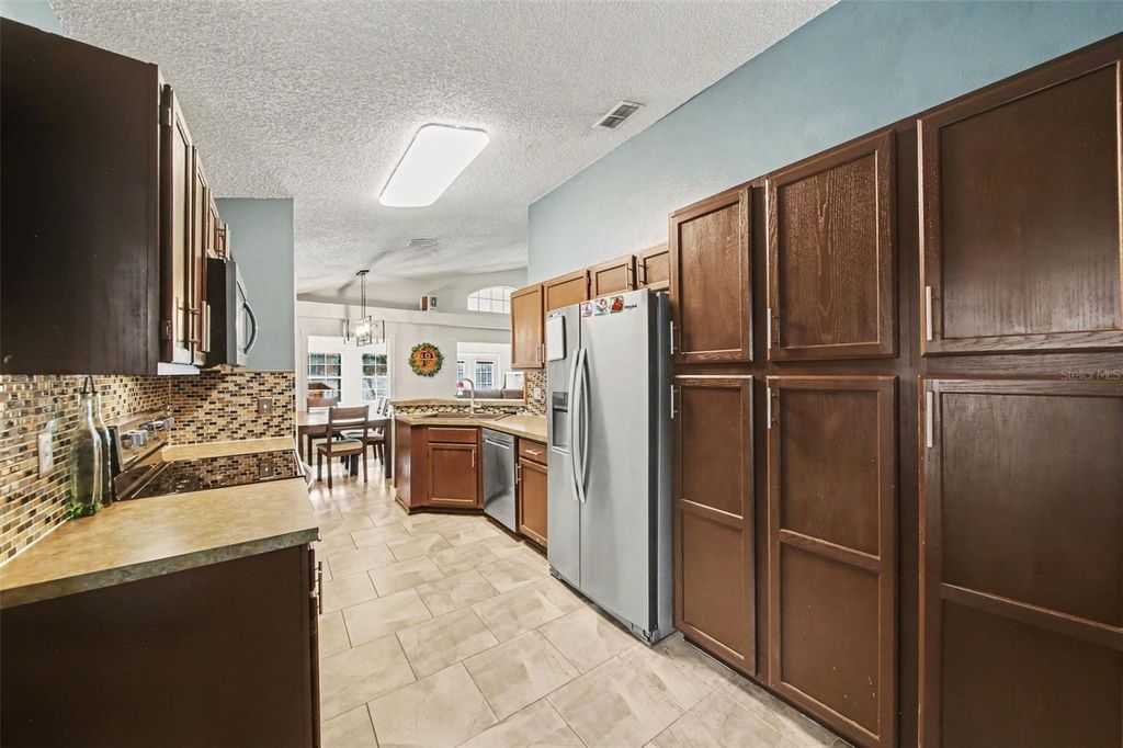 Image 7 of property listing at 1510 ROYAL OAKS DRIVE, Apopka, FL 32703