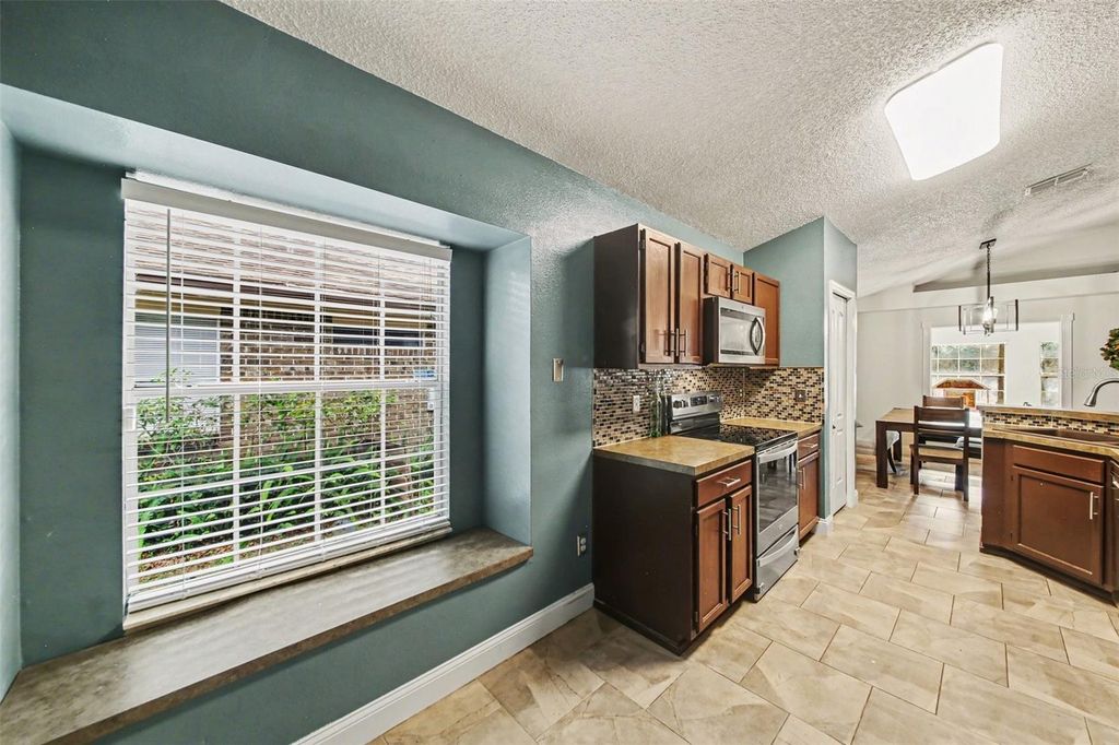 Image 8 of property listing at 1510 ROYAL OAKS DRIVE, Apopka, FL 32703