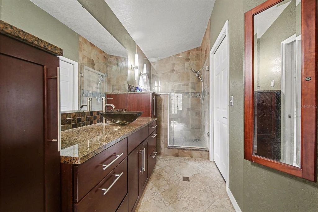 Image 10 of property listing at 1510 ROYAL OAKS DRIVE, Apopka, FL 32703
