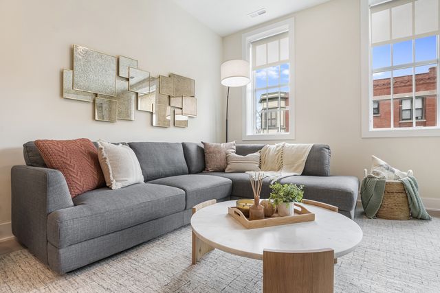 3924 N Lincoln Avenue 204, Chicago, IL 60613