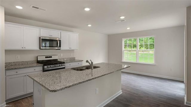 104 Beechwood Circle, Thomasville, NC 27360