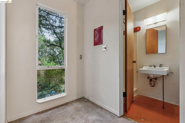 39 Canyon Rd, Berkeley, CA 94704