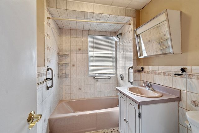 2 Wentworth Ter 2, Malden, MA 02148