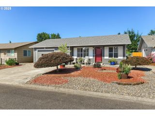 427 E CLACKAMAS Cir, Woodburn, OR 97071