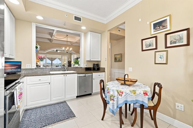 21 HARBOUR ISLE Drive W 302, Fort Pierce, FL 34949