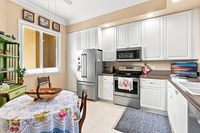 21 HARBOUR ISLE Drive W 302, Fort Pierce, FL 34949
