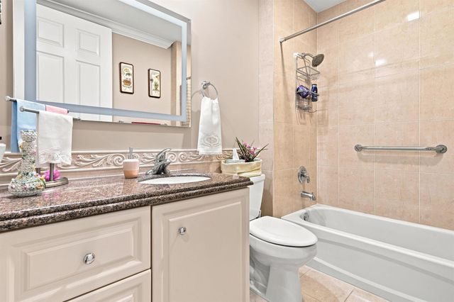 21 HARBOUR ISLE Drive W 302, Fort Pierce, FL 34949