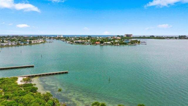 21 HARBOUR ISLE Drive W 302, Fort Pierce, FL 34949