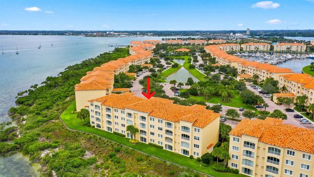21 HARBOUR ISLE Drive W 302, Fort Pierce, FL 34949