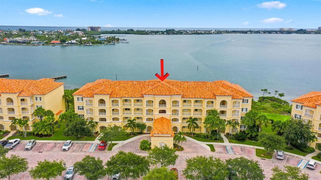 21 HARBOUR ISLE Drive W 302, Fort Pierce, FL 34949