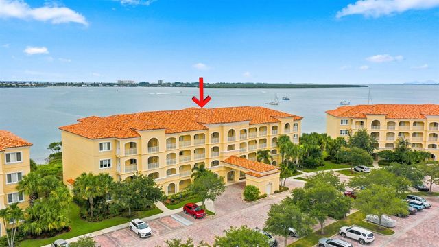 21 HARBOUR ISLE Drive W 302, Fort Pierce, FL 34949