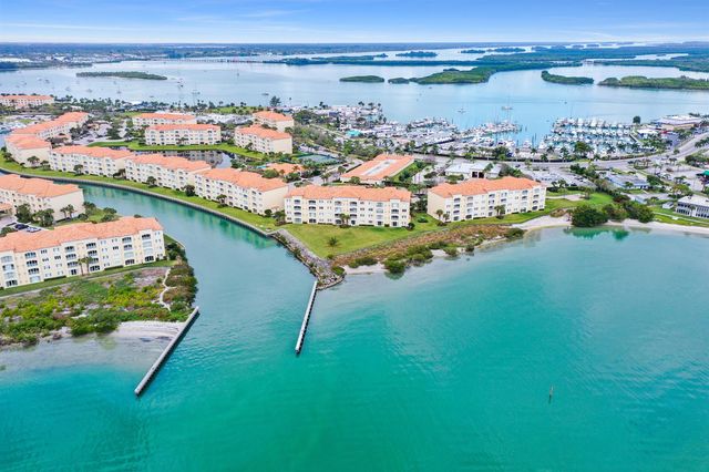21 HARBOUR ISLE Drive W 302, Fort Pierce, FL 34949