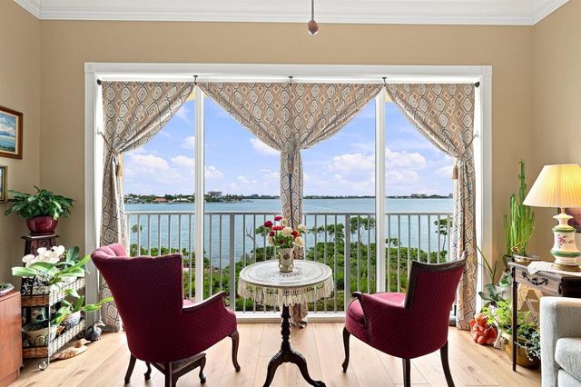 21 HARBOUR ISLE Drive W 302, Fort Pierce, FL 34949