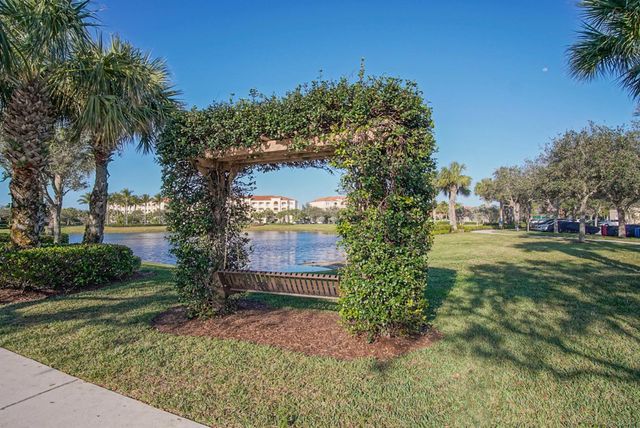 21 HARBOUR ISLE Drive W 302, Fort Pierce, FL 34949