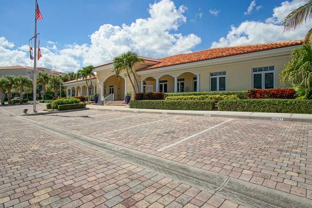 21 HARBOUR ISLE Drive W 302, Fort Pierce, FL 34949