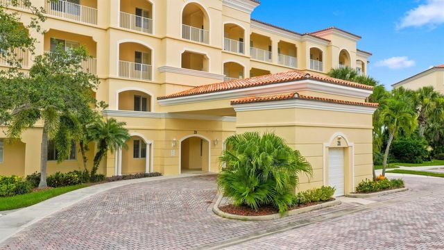 21 HARBOUR ISLE Drive W 302, Fort Pierce, FL 34949
