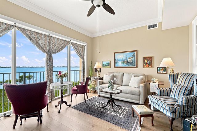 21 HARBOUR ISLE Drive W 302, Fort Pierce, FL 34949