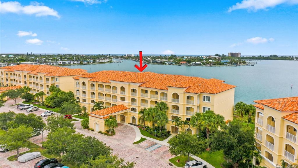 21 HARBOUR ISLE Drive W 302, Fort Pierce, FL 34949