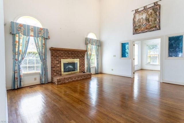 1711 Tyndall Point RD, Gloucester Point, VA 23062