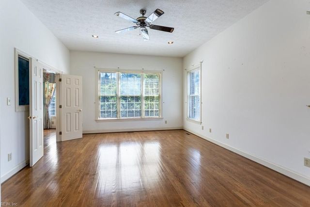 1711 Tyndall Point RD, Gloucester Point, VA 23062