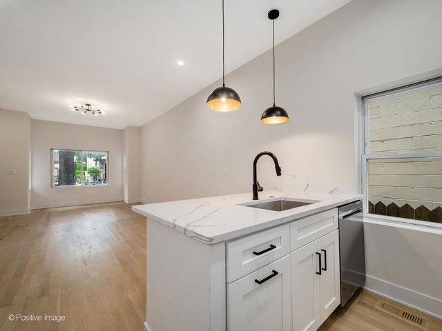 2142 N Maplewood Avenue 1F, Chicago, IL 60647