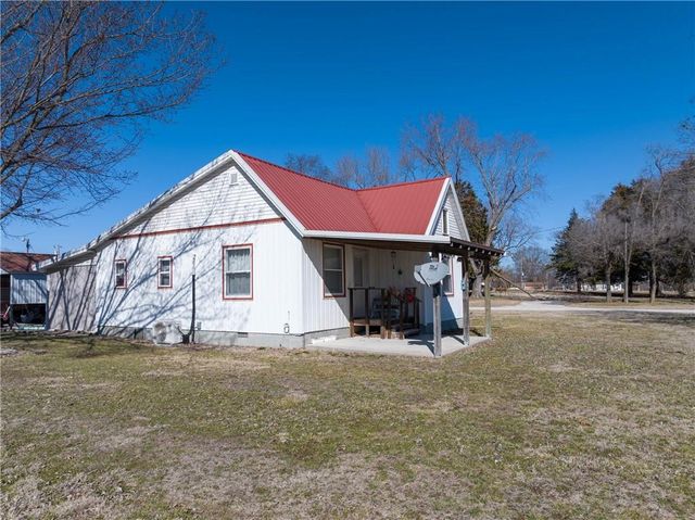 401 S 8th Street, Deepwater, MO 64740