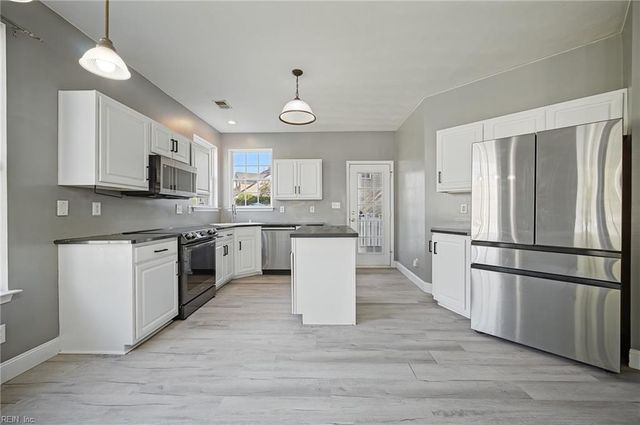 120 Lakes Edge DR, Suffolk, VA 23434