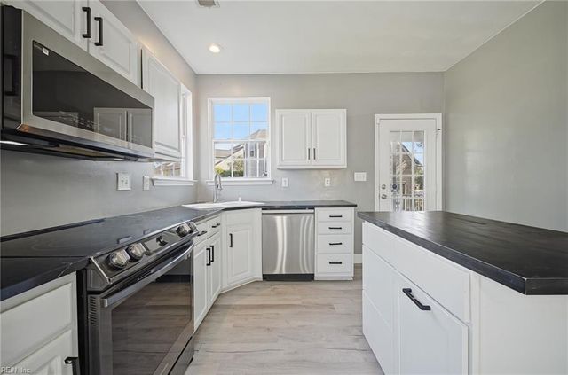 120 Lakes Edge DR, Suffolk, VA 23434