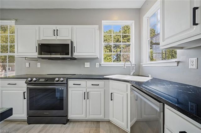 120 Lakes Edge DR, Suffolk, VA 23434