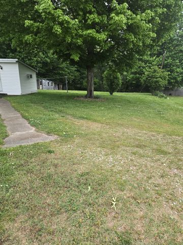 995 Railroad St, Burns, TN 37029