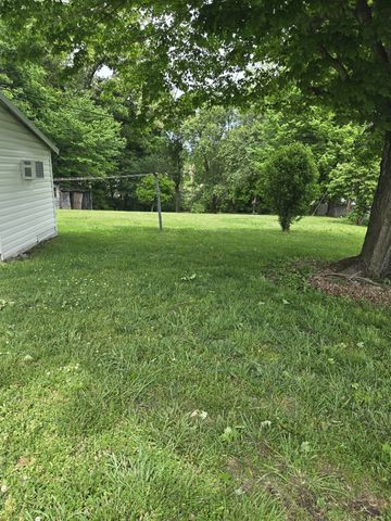 995 Railroad St, Burns, TN 37029