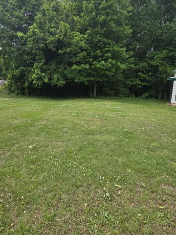 995 Railroad St, Burns, TN 37029