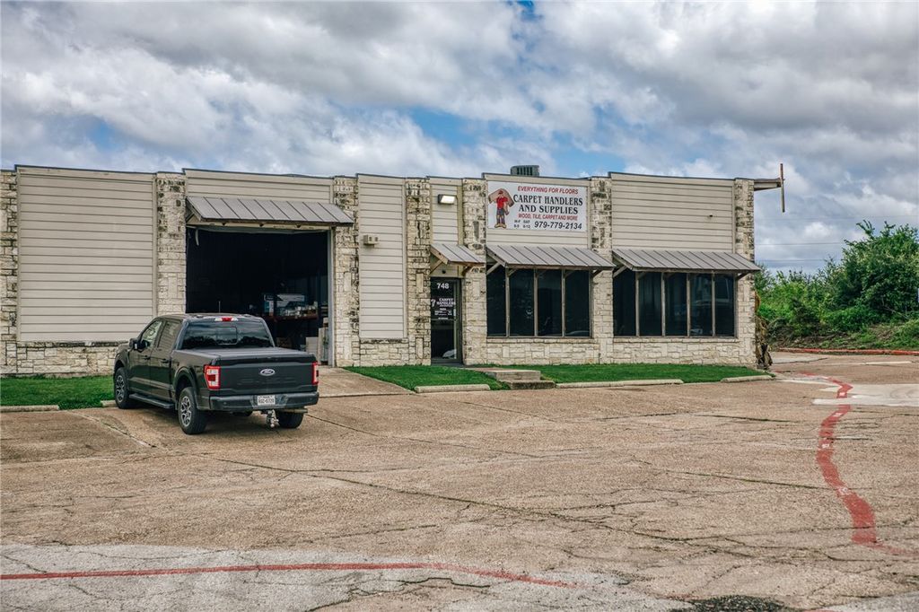 748 North Harvey Mitchell Parkway 4, Bryan, TX 77807 — photo 5