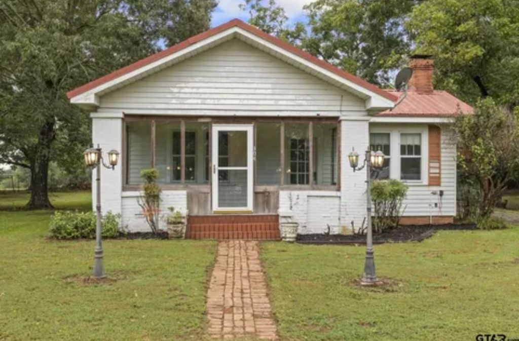 304 DAINGERFIELD ST, Naples, TX 75568
